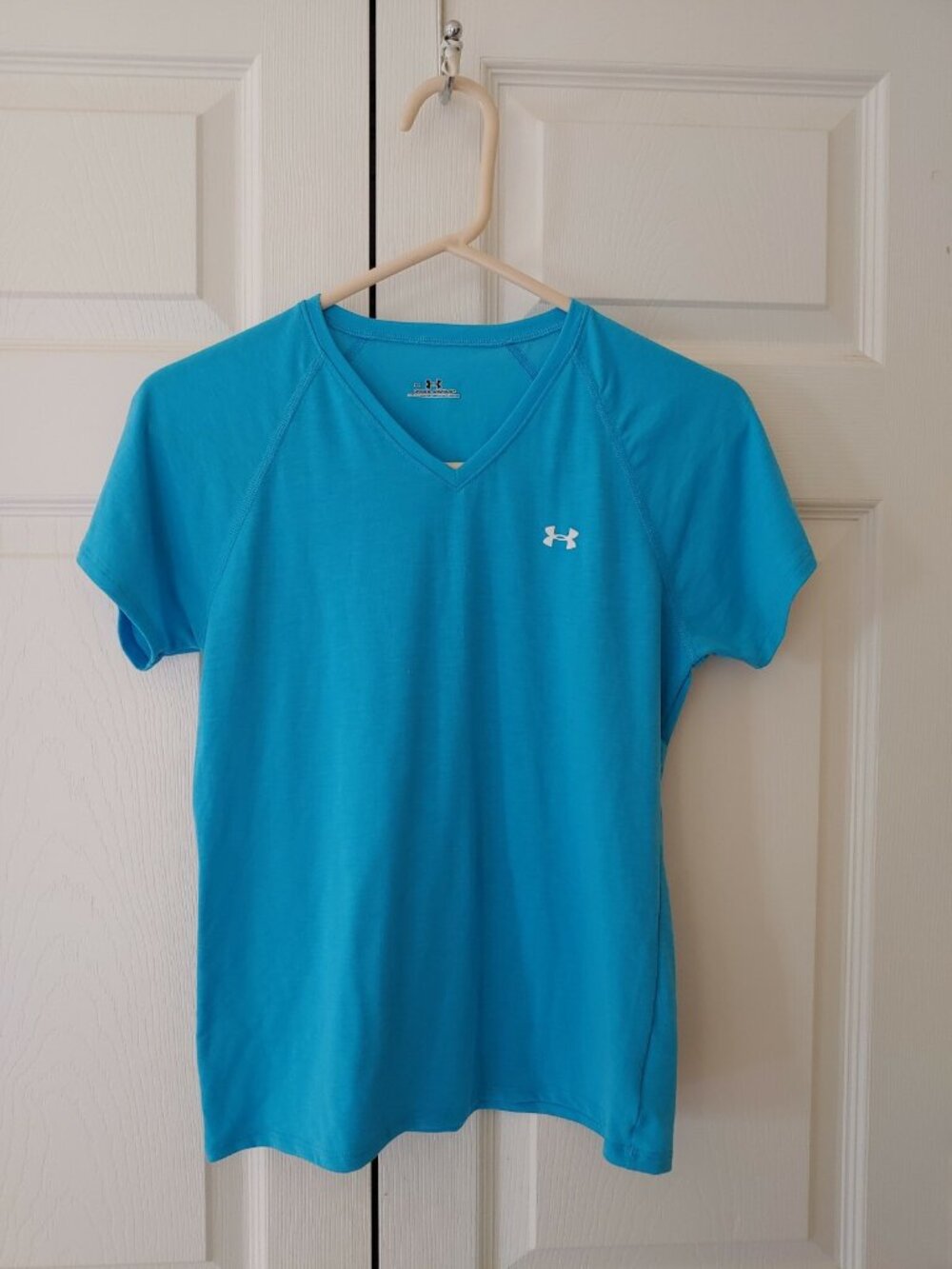 Women Under Armour Blue Short Sleeve V Neck Short Sleeve Top Shirt Size S